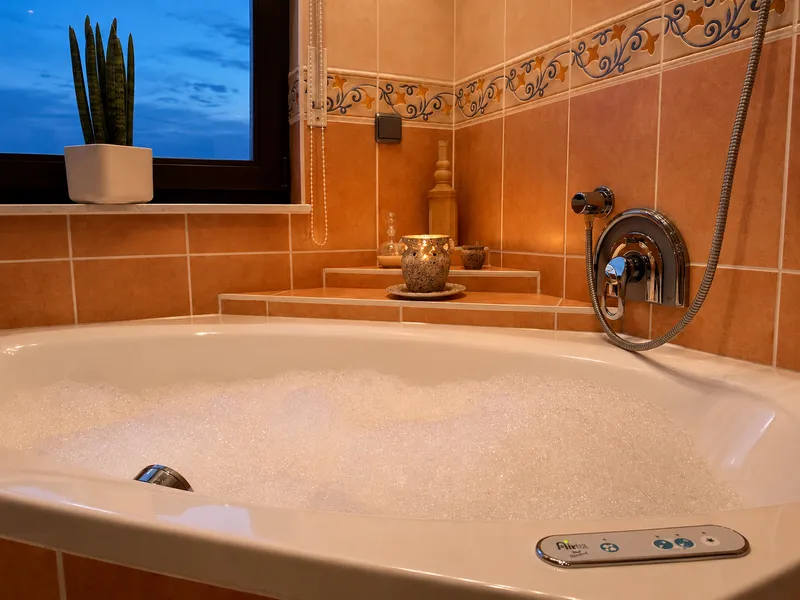 Großes Badezimmer der Ferienwohnung Am Wäldchen mit Whirlpool-Badewanne