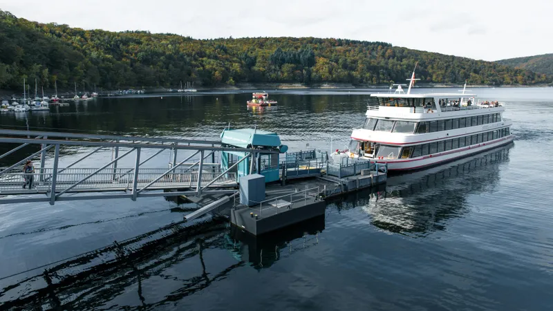 Ausflugsschiff am Anleger des Edersees, ideal für Familienausflüge