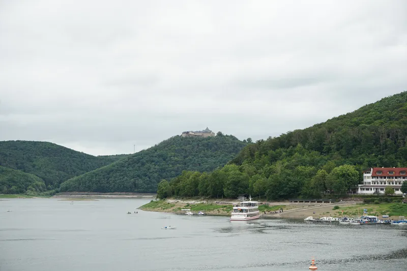 Edersee mit Schloss Waldeck auf dem Berg, perfekt für einen Kurzurlaub