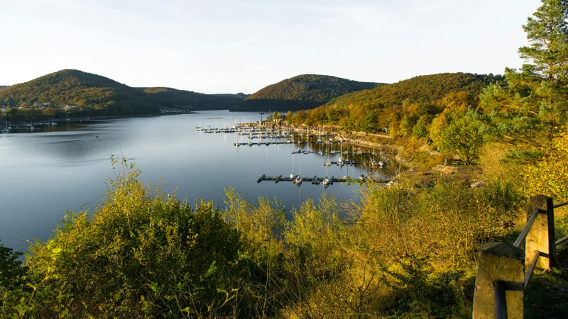 Yachthafen am Edersee im Herbst mit bewaldeten Hügeln