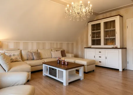 Großzügiger Wohnbereich der Ferienwohnung Am Wäldchen mit Ledersofa